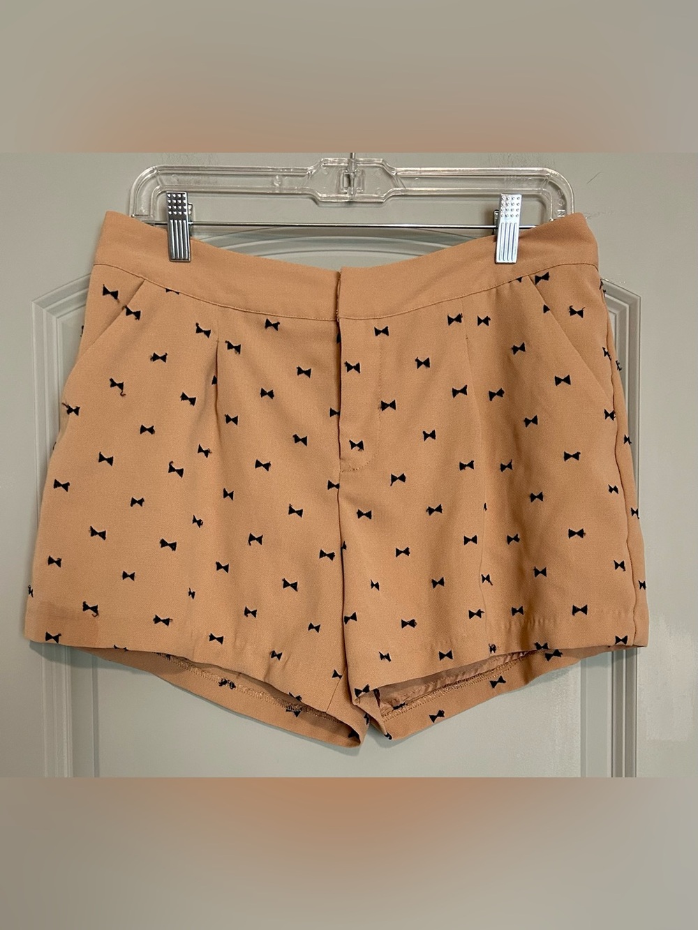 LC Lauren Conrad Tan with Black Bow Print Tailored Shorts Size 10 - Picture 2 of 5
